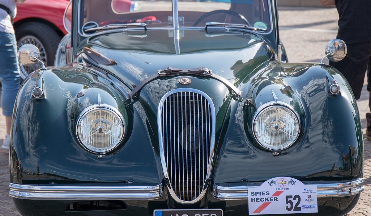 Choosing the Right Engine Oil for Older Vehicles
