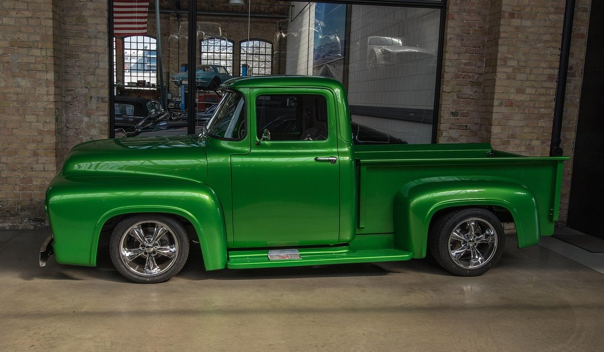 Scenic Routes for a Weekend Classic Car Tour